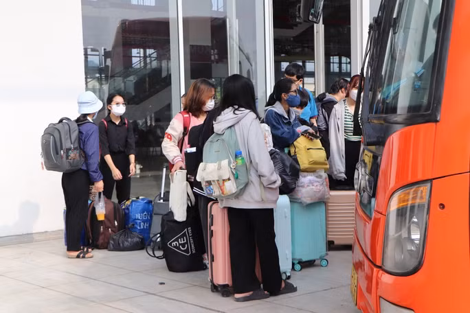 br/> Hôm nay, bên cạnh số hành khách là sinh viên, đã có nhiều công nhân đến hỏi mua vé, chờ xe về quê tại Bến xe Miền Đông mới.