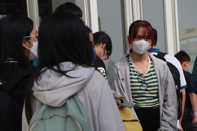 br/> Đang chuẩn bị lên xe, em Nguyễn Thị Tú Bình (ngụ quận Bình Thạnh) cho biết đã mua vé về Ninh Bình trước khoảng hai tháng. Bình nói đang là cao điểm đi lại nên hôm nay có rất đông hành khách tại bến xe, ai nấy cũng tỏ rõ vẻ chờ đợi, nôn nao. “Qua ngày ông Công, ông Táo thì Tết đến thật, em đã muốn về nhà lắm rồi nhưng phải chờ xe xuất bến” - Bình nói.