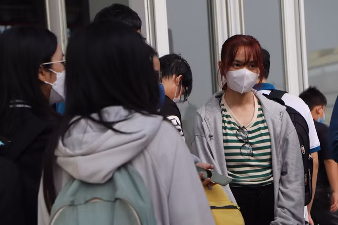 br/> Đang chuẩn bị lên xe, em Nguyễn Thị Tú Bình (ngụ quận Bình Thạnh) cho biết đã mua vé về Ninh Bình trước khoảng hai tháng. Bình nói đang là cao điểm đi lại nên hôm nay có rất đông hành khách tại bến xe, ai nấy cũng tỏ rõ vẻ chờ đợi, nôn nao. “Qua ngày ông Công, ông Táo thì Tết đến thật, em đã muốn về nhà lắm rồi nhưng phải chờ xe xuất bến” - Bình nói.