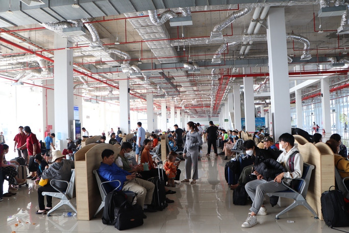 br/> Khu vực ngồi chờ, quầy vé Bến xe Miền Đông mới (TP HCM) sáng 15-1, hành khách đua nhau đổ về.