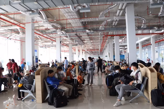 br/> Khu vực ngồi chờ, quầy vé Bến xe Miền Đông mới (TP HCM) sáng 15-1, hành khách đua nhau đổ về.