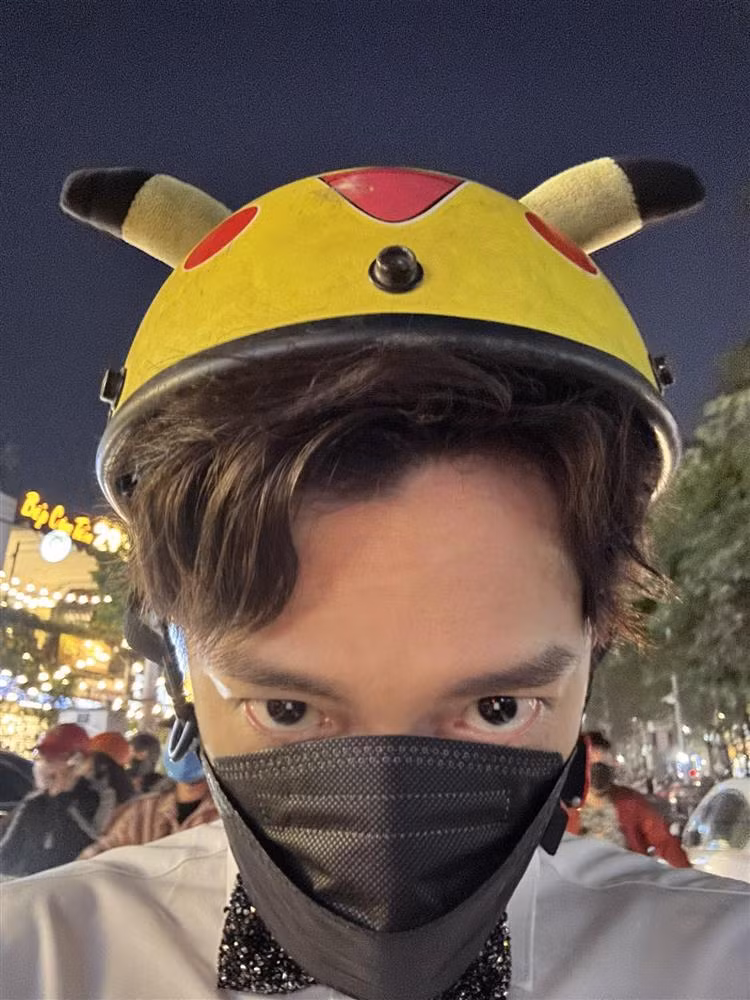 'Tom gon' canh Ngo Kien Huy di xe om, mu Pikachu noi nhat pho