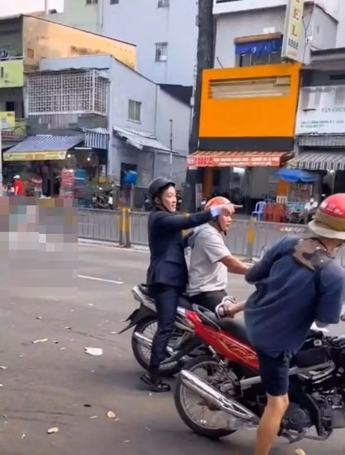 'Tom gon' canh Ngo Kien Huy di xe om, mu Pikachu noi nhat pho-Hinh-7