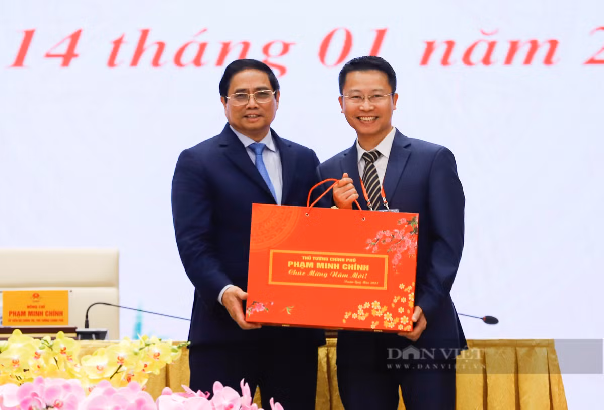 Thủ tướng Chính phủ Phạm Minh Chính trao tặng quà Tết cho các kiều bào tiêu biểu.