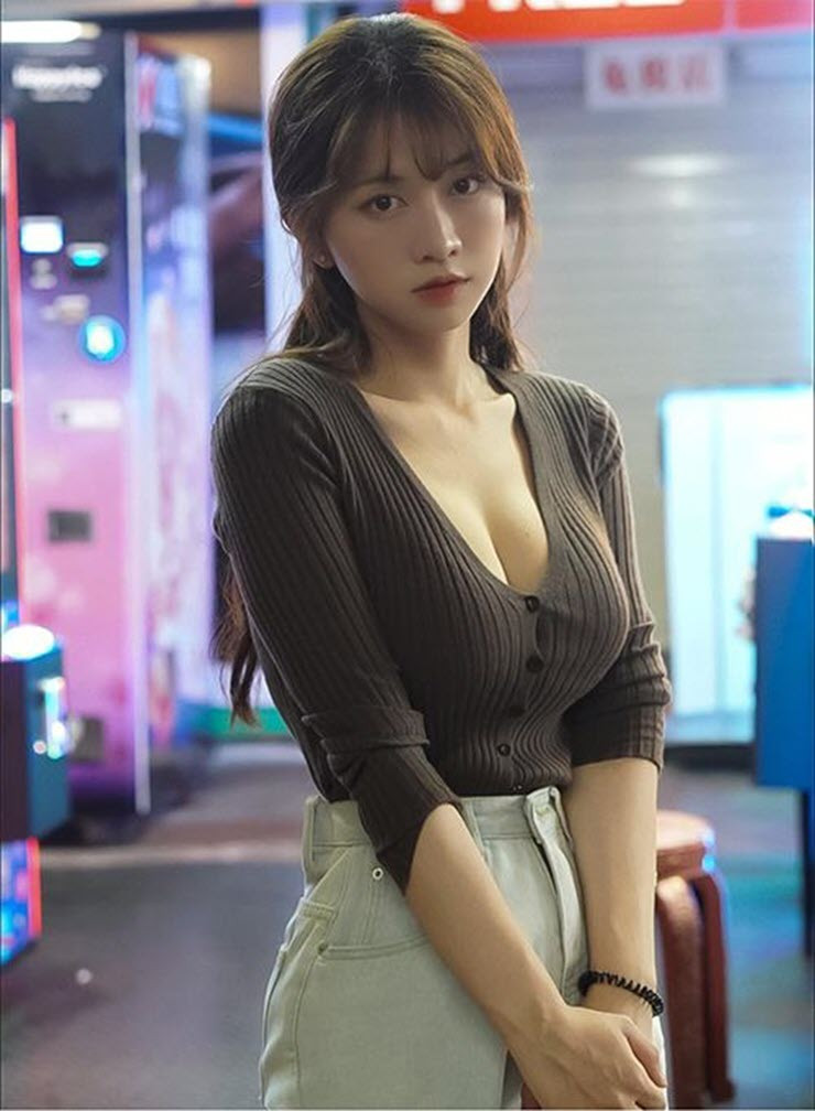 TikToker Lê Bống diện áo lưới xuyên thấu đốt mắt dân mạng TikToker Le Bong dien ao luoi xuyen thau dot mat dan mang