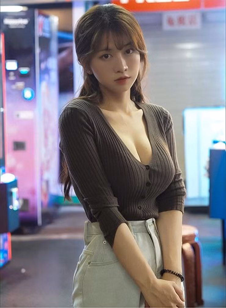 TikToker Le Bong dien ao luoi xuyen thau dot mat dan mang