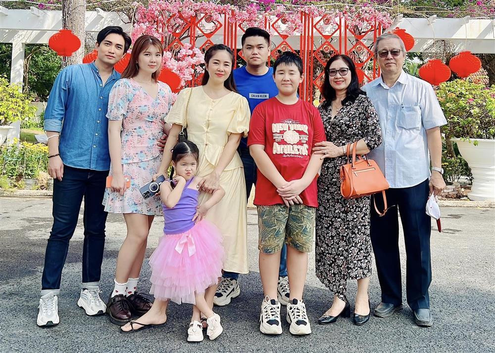 Con trai Le Phuong 10 tuoi to cao ngang nguoi lon-Hinh-5