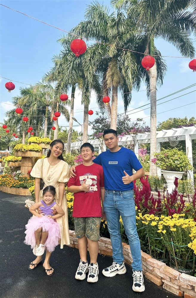 Con trai Le Phuong 10 tuoi to cao ngang nguoi lon-Hinh-2