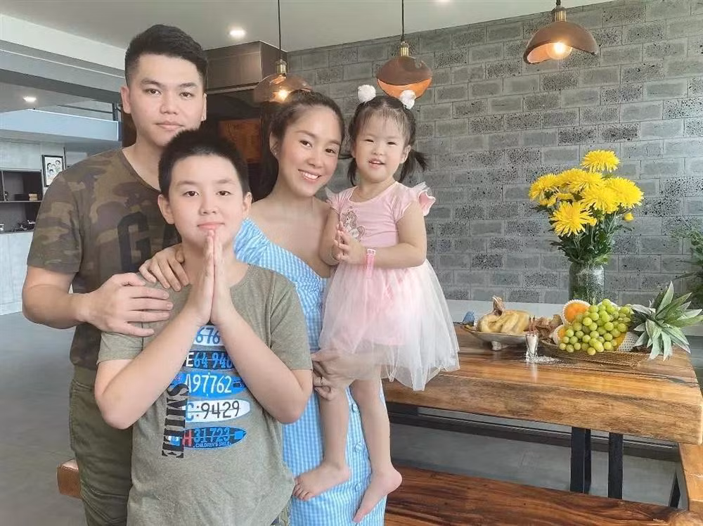 Con trai Le Phuong 10 tuoi to cao ngang nguoi lon-Hinh-7