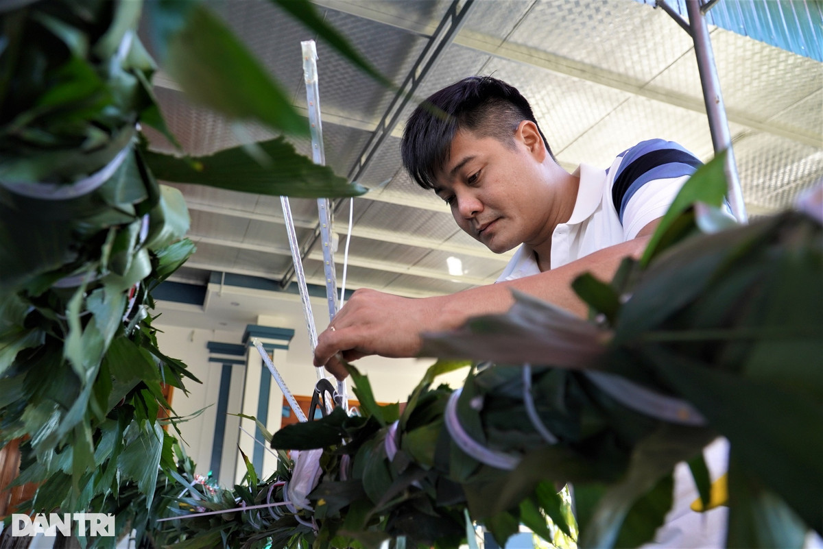 Công đoạn tiếp theo, người thợ sẽ quấn bóng đèn nháy để ban đêm cây nêu phát sáng. "Năm nay, thời tiết thất thường, mưa nhiều nên chúng tôi phải làm thật tỉ mỉ để đảm bảo chất lượng cây nêu cho khách dùng trong những ngày Tết", anh Lê Trần Hữu Sử (33 tuổi, con trai ông Sáng) chia sẻ.