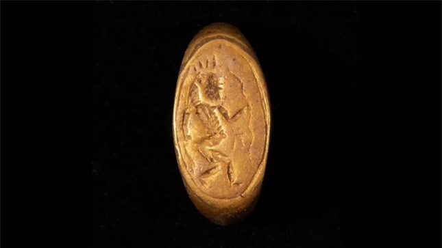 Nhẫn vàng khắc 'thần vui vẻ' trong mộ cổ hơn 3.300 năm tuổi ảnh 1