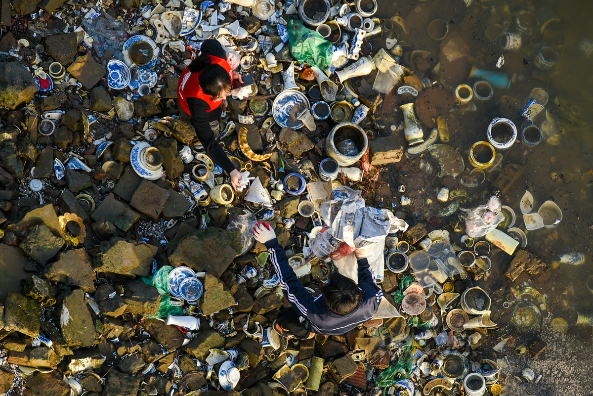  Ngoài ra, nhóm bạn trẻ còn tiến hành thu gom rác thải và túi ni lông do nhiều người trước đó thả xuống.