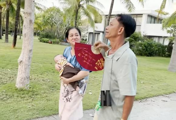 Ba mẹ vợ Lê Dương Bảo Lâm được con rể đưa đi chơi xa ảnh 2