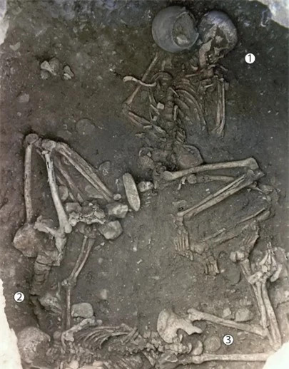 Hé lộ kiểu tra tấn Mafia thời tiền sử qua những bộ xương cổ - Hình 3 He lo kieu tra tan Mafia thoi tien su qua nhung bo xuong co-Hinh-3