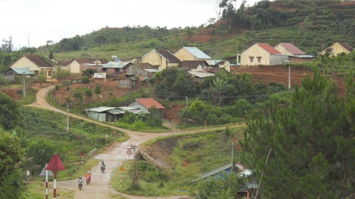 Ngày 29/7, Trung tâm Báo tin Động đất và cảnh báo sóng thần, Viện Vật lý địa cầu, đã phát đi thông báo có 17 trận động đất xảy ra trong buổi sáng tại huyện Kon Plông (tỉnh Kon Tum). Ảnh: Một khu dân cư từng ở vùng tâm chấn động đất huyện Kon Plông, tỉnh Kon Tum. Ảnh: VOV.
