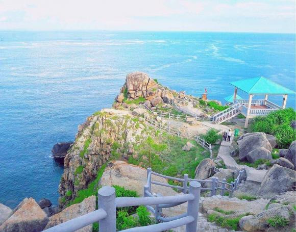 br/> Mũi Điện Phú Yên được bao phủ bởi một màu xanh tươi mát nằm vươn ra biển đón lấy nắng và gió của tự nhiên. Giới trẻ cực kỳ thích ghé thăm địa điểm này mỗi khi có dịp khám phá Phú Yên. 