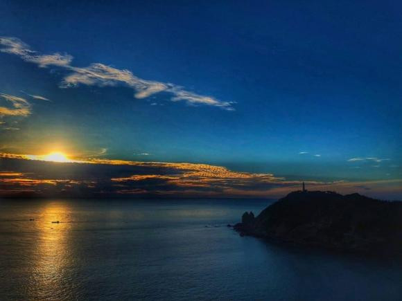  Phú Yên là mảnh đất khiến người ta sửng sốt ngay lần đầu đặt chân tới nơi đây bởi những điều thú vị chưa từng có. Đặt chân tới núi Đại Lãnh hùng vĩ, tiến ra bãi Điện rồi qua bãi Môn, du khách chắc chắn sẽ phải vỡ òa kinh ngạc trước vẻ đẹp tuyệt vời ở nơi đây.