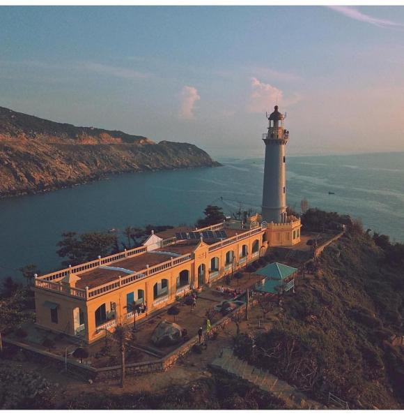 Mũi Điện có địa chỉ tại thôn Phước Tân, Hòa Tâm, Đông Hòa, Phú Yên. Địa điểm này chỉ cách trung tâm thành phố khoảng 35km về phía Nam, gần bến cảng Vũng Rô và nằm dưới dãy Đèo Cả.