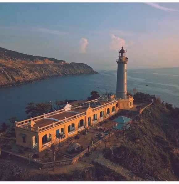 Mũi Điện có địa chỉ tại thôn Phước Tân, Hòa Tâm, Đông Hòa, Phú Yên. Địa điểm này chỉ cách trung tâm thành phố khoảng 35km về phía Nam, gần bến cảng Vũng Rô và nằm dưới dãy Đèo Cả.