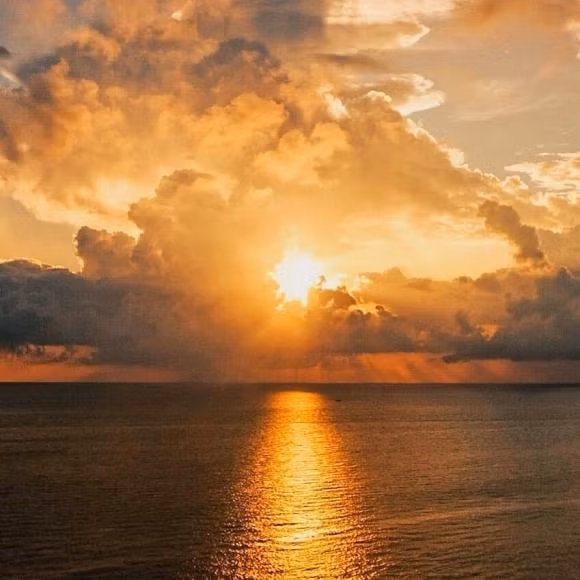 Đó là ngọn hải đăng hơn 100 năm tuổi - nơi đón ánh bình minh đầu tiên của của Tổ Quốc; là bãi biển thơ mộng; là Việt Nam thu nhỏ trong lòng Việt Nam.