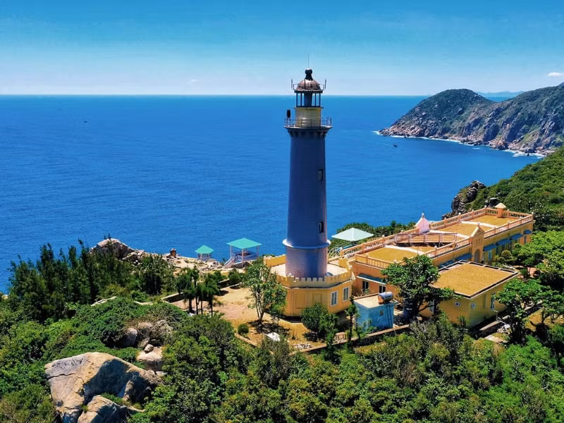 br/> Hải đăng Đại Lãnh là một công trình gắn liền với di tích này. Hải đăng được người Pháp xây dựng từ cuối thế kỷ XIX, với mục đích định hướng cho tàu thuyền hoạt động trên biển.