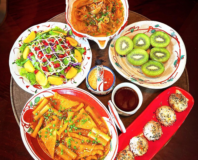 Ngoài ra nếu trên bàn ăn chỉ có 3 đĩa sẽ khiến người ta cảm thấy bữa ăn quá đơn giản, đạm bạc, thậm chí nếu có khách đến dùng bữa, họ sẽ cảm thấy gia chủ quá xuề xòa, thiếu tôn trọng.