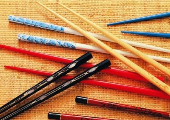  Đũa không chia năm: Năm đũa trong bữa ăn có thể gợi lên cái gọi là “sự không đồng nhất” hoặc “thiếu hòa hợp”. Trong truyền thống, đũa thường được sử dụng theo cặp, tượng trưng cho đôi lứa, đồng điệu và hòa hợp.