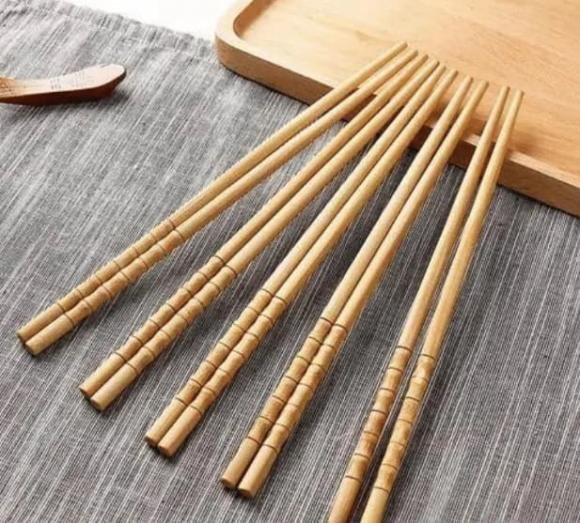 Câu nói: " Món không bày ba, đũa không chia năm, chỗ không xếp sáu" là một ví dụ điển hình. Câu này không chỉ đơn thuần nói về cách bày trí bàn ăn mà còn ẩn chứa những ý nghĩa sâu xa về cách ứng xử và tôn trọng nhau trong giao tiếp.