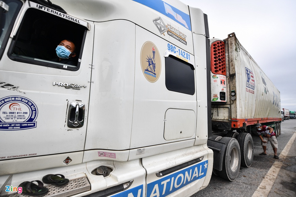 Sau khoảng 20 phút nối với xe đầu kéo, thùng container tiếp tục được đưa đi Lạng Sơn theo đúng lộ trình.