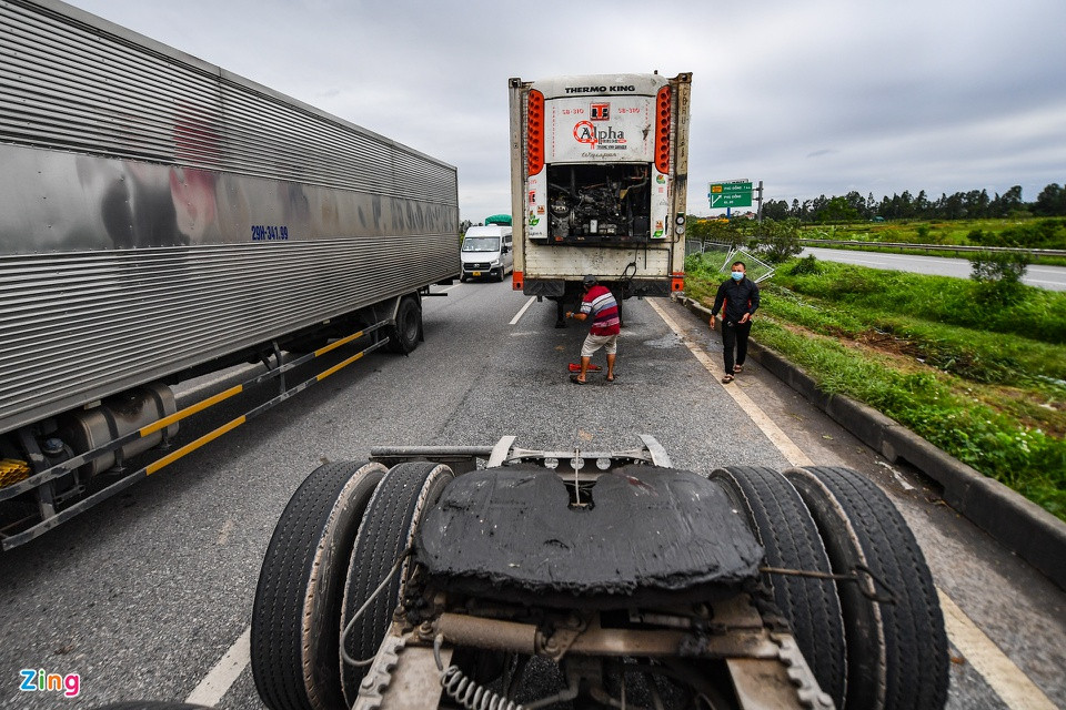 Lúc 13h15, chiếc xe đầu kéo từ Bắc Ninh đến điểm tai nạn sau khoảng 4 giờ di chuyển.