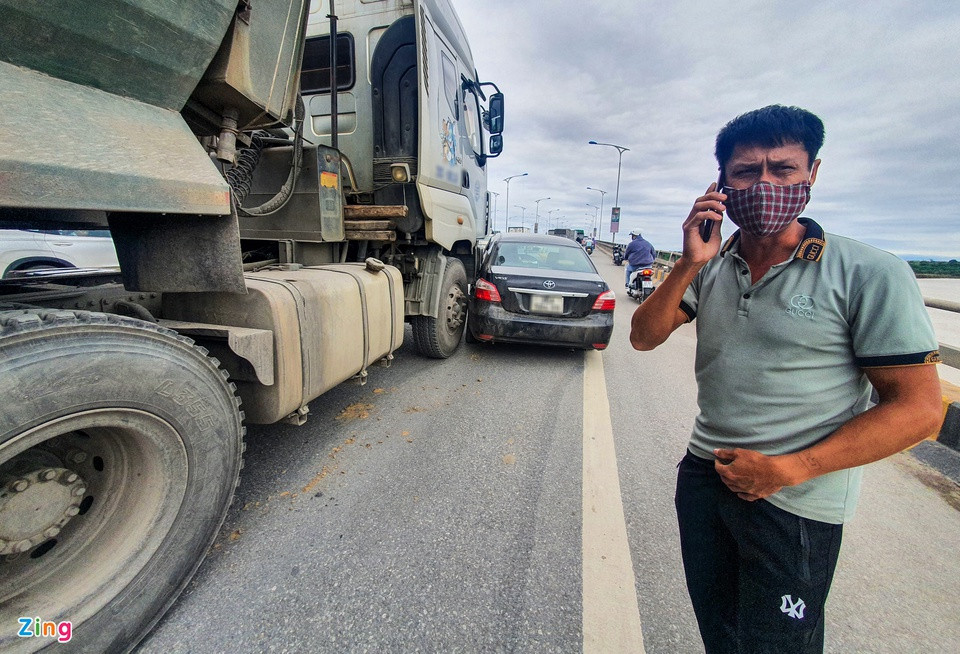 Theo lái xe con, "xế hộp" của anh bị đâm và đẩy đi khoảng vài chục mét. Vụ va chạm này khiến các phương tiện đi lên cầu ùn tắc khi hai xe tai nạn đã chiếm đến một nửa đường.