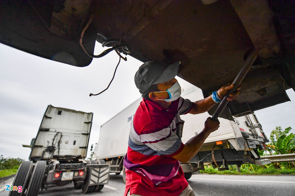 "Khoảng 9h, xe đầu kéo được lật lại và di chuyển trước. Lúc 10h, tôi ra đây chờ, đón một xe đầu kéo khác từ Bắc Ninh đến để kéo thùng container đi", anh B., người của công ty vận chuyển cho biết.
