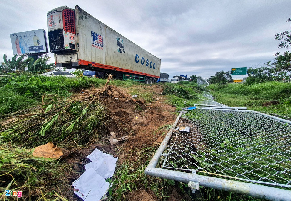 Cũng trên trục đường quốc lộ 1A, cao tốc Hà Nội - Bắc Giang, lúc 4h xảy ra một vụ tai nạn giao thông khác. Chiếc xe container chở thanh long của tài xế N.V.T. (44 tuổi) bị nổ lốp và lật ngang.