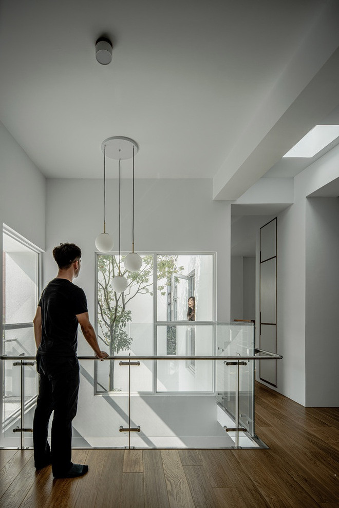 He lo dieu bat ngo nam trong ngoi nha nhin be ngoai nhu lo cot-Hinh-6