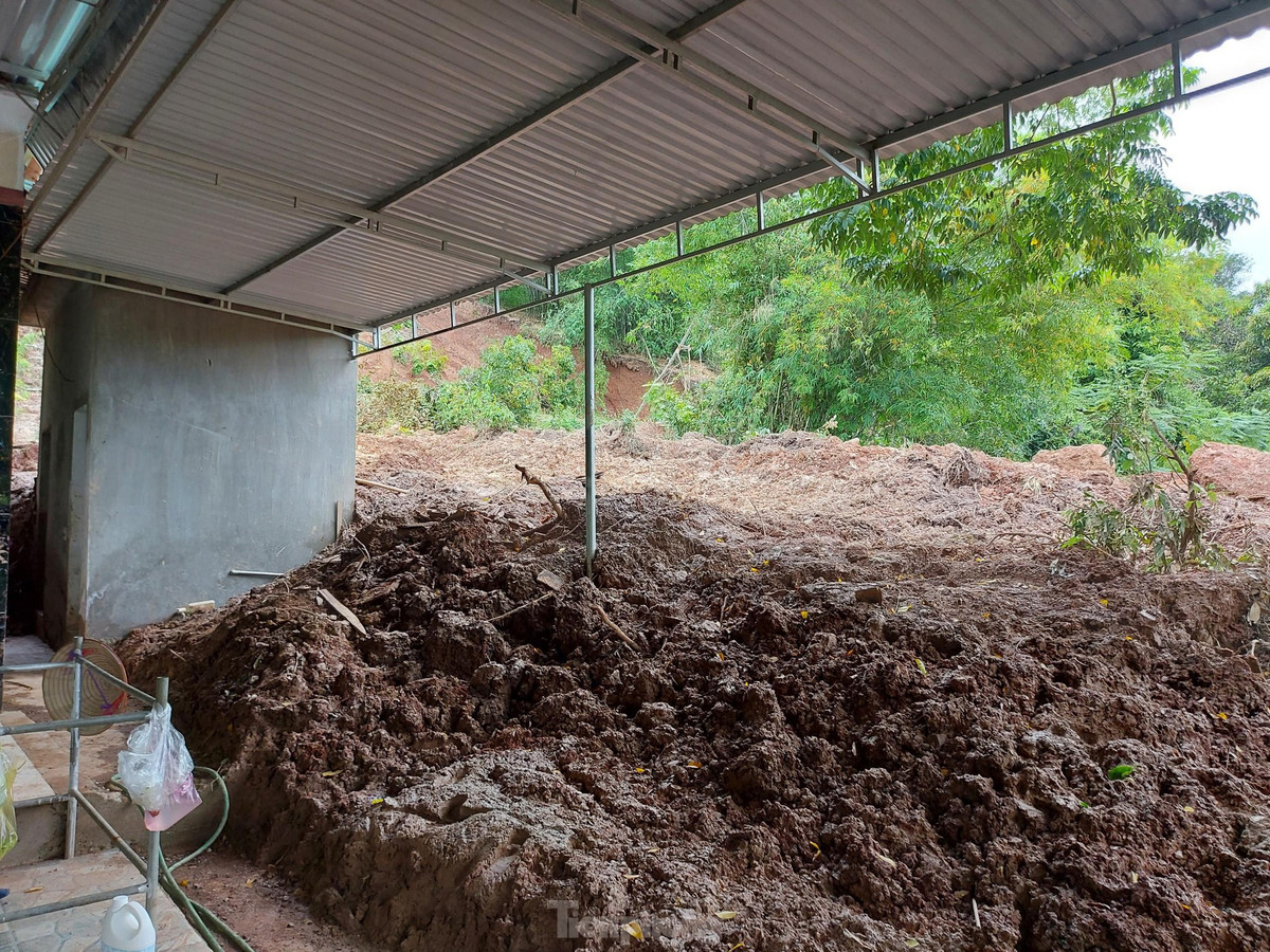 Khối lượng lớn đất đá tràn vào nhà dân.