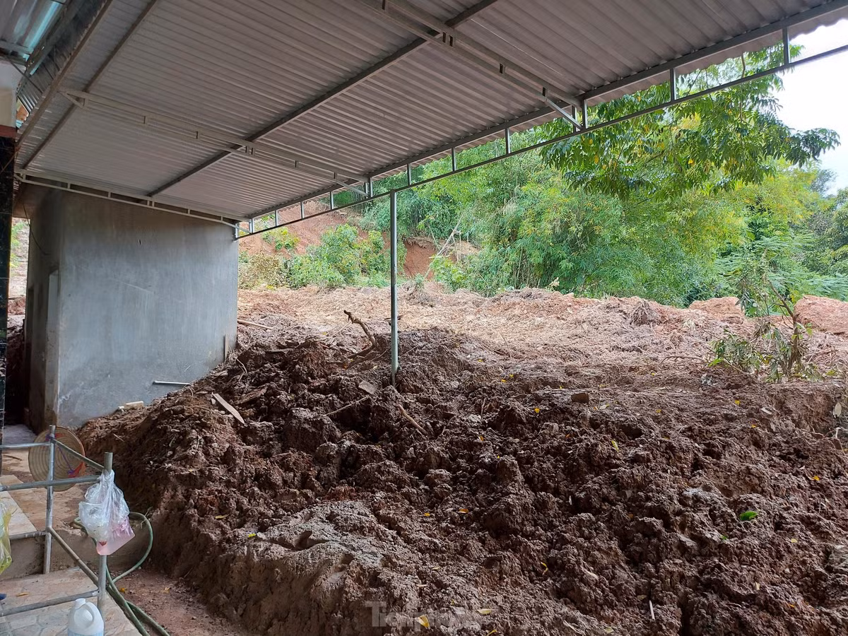 Khối lượng lớn đất đá tràn vào nhà dân.