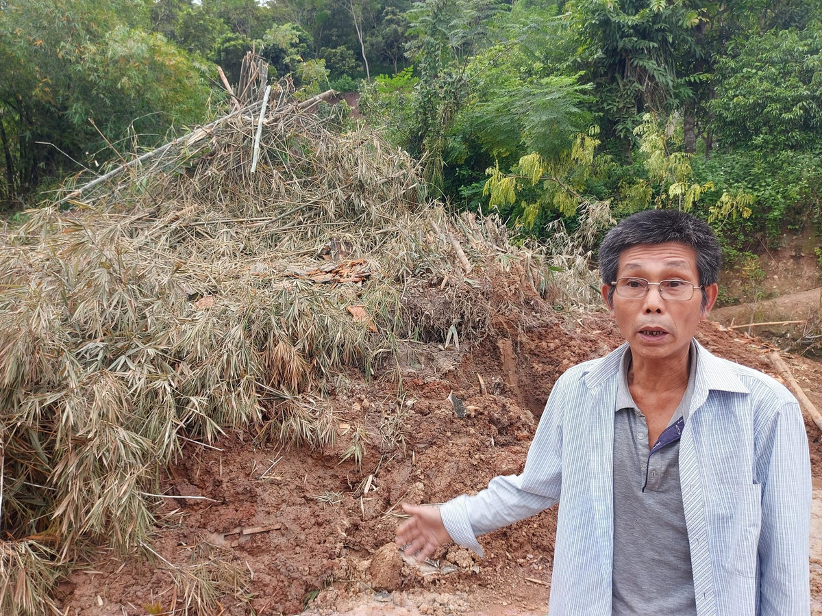“Đất đá trôi xuống làm đổ tường, bùn sâu hơn 1m. Mấy ngày nay chúng tôi không dám về nhà, chỉ biết ở tạm cùng người thân, chờ đợt mưa lũ qua mới dám về nhà cào bùn đất, sửa lại”, ông Minh nói và cho biết, vụ việc xảy ra khoảng rạng sáng nên ông phải hô hoán và người dân ứng cứu.