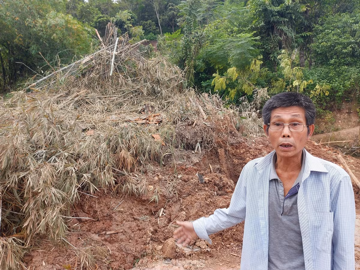 “Đất đá trôi xuống làm đổ tường, bùn sâu hơn 1m. Mấy ngày nay chúng tôi không dám về nhà, chỉ biết ở tạm cùng người thân, chờ đợt mưa lũ qua mới dám về nhà cào bùn đất, sửa lại”, ông Minh nói và cho biết, vụ việc xảy ra khoảng rạng sáng nên ông phải hô hoán và người dân ứng cứu.