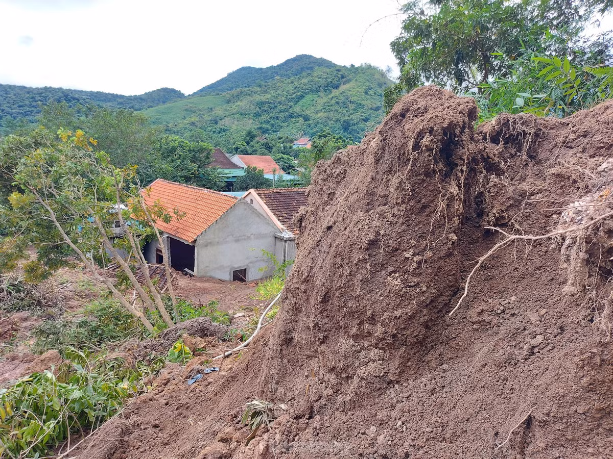 Theo các hộ dân nơi đây, phía trên núi trước đây là rừng nguyên sinh. Nhưng khoảng 6 năm nay, chính quyền giao đất rừng cho các đoàn thể để phát hết nhằm lấy đất trồng ngô, trồng sắn. Những cây lớn không còn để giữ đất, nên khi mưa lớn đã xuất hiện lở núi.