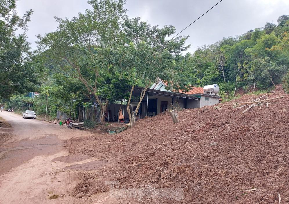 Không những trực tiếp ảnh hưởng đến nhà dân, vụ sạt lở núi đã khiến tuyến tỉnh lộ đi qua địa bàn xã Tam Thái bị uy hiếp nghiêm trọng. Đây là tuyến đường duy nhất vào xã Tam Hợp, huyện Tương Dương.