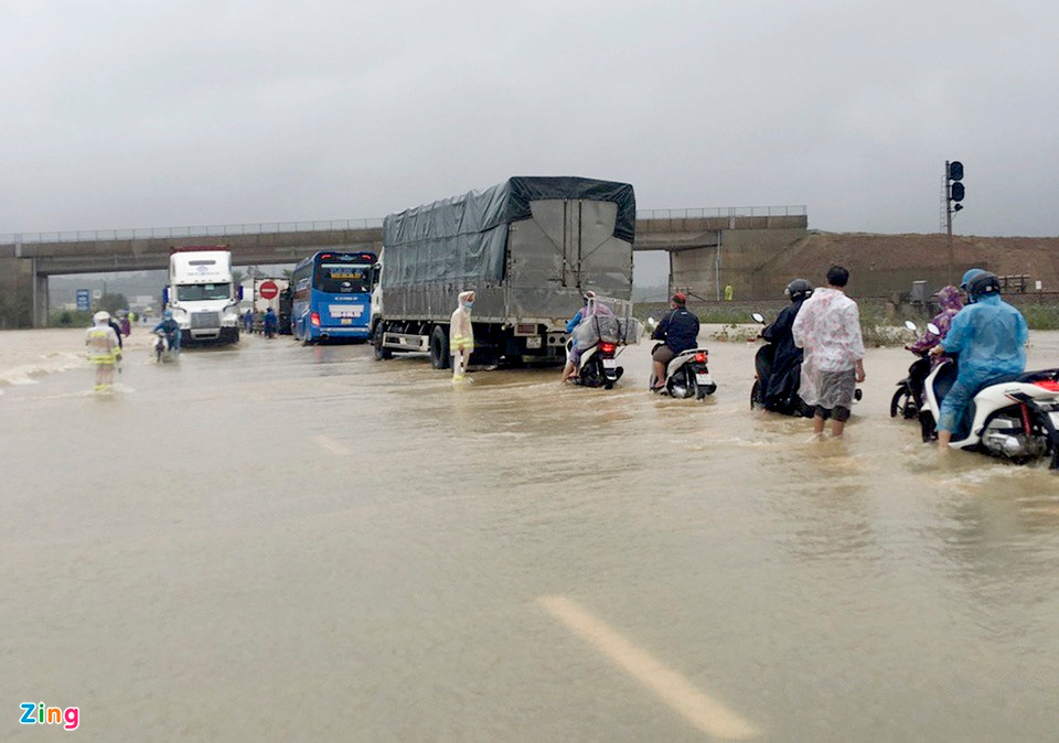 Mưa lớn cũng làm ngập tuyến quốc lộ 1 đoạn qua ga Trì Bình, xã Bình Nguyên, huyện Bình Sơn (Quảng Ngãi) khiến giao thông ách tắc suốt nhiều giờ.