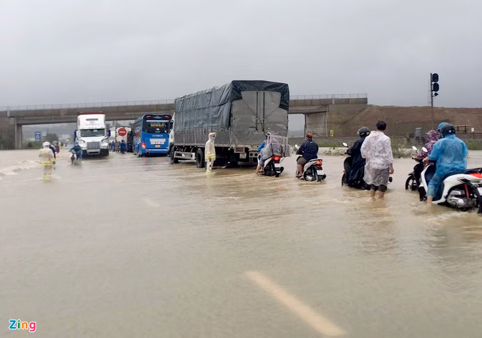 Mưa lớn cũng làm ngập tuyến quốc lộ 1 đoạn qua ga Trì Bình, xã Bình Nguyên, huyện Bình Sơn (Quảng Ngãi) khiến giao thông ách tắc suốt nhiều giờ.
