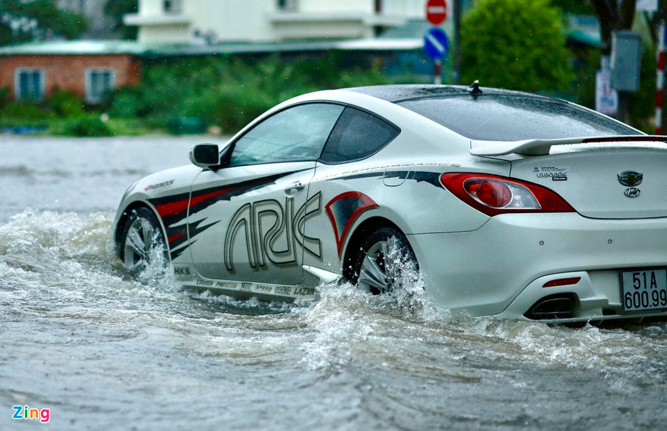 Theo người dân địa phương, chưa bao giờ TP Quảng Ngãi có mưa lớn kéo dài, gây ngập trên diện rộng như năm nay.