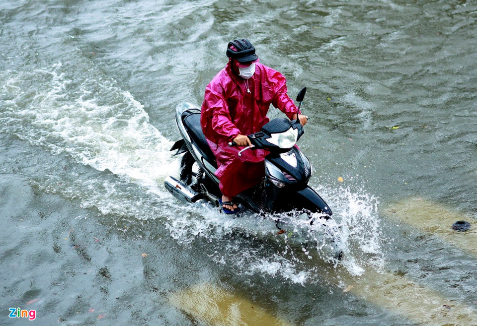 Theo Đài Khí tượng thủy văn Quảng Ngãi, từ 19h ngày 22 đến 17h ngày 23/10, mưa lớn kéo dài lên đến hơn 520 mm đã gây ngập lụt diện rộng.