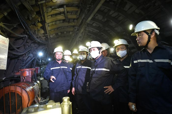 Phó Thủ tướng thị sát tình hình sản xuất tại hầm mỏ ở độ sâu -230m. Ảnh: VGP/Đức Tuân