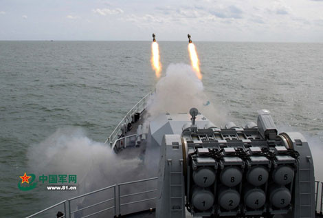 Tàu chiến Trung Quốc phóng rocket trên biển.