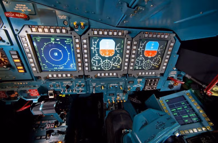 Cận cảnh màn hình LCD màu hiển thị thông số bay ở vị trí ngồi lái phụ.