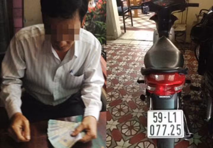 Ông Chính và chiếc xe máy mà bọn tội phạm bỏ lại.
