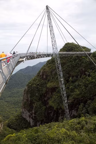 Tất cả nguyên vật liệu đều được chở bằng trực thăng lên đỉnh núi và phải mất nhiều năm trời mới lắp ráp hoàn chỉnh hệ thống cầu.