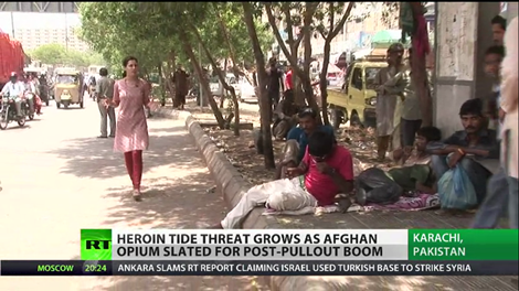 Các con nghiện hút heroin ngay trên đường phố.